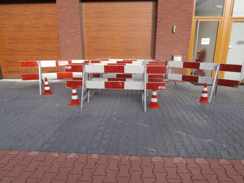 Weg afzetting, bij ad-hok en spoed binnen twee uur geleverd en geplaatst